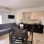 Center מלון דירות קסאמיל